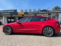 Roter Tesla mit umgebautem Tesla-Fahrwerk